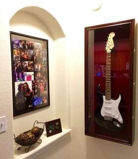 Chiburashka3 822426414182 Guitar Display Case Electric Mahogany And Red Wood Rack Wall Gibson Fender Cabinet