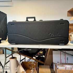 23106 Fender Deluxe Molded Strat/tele Case Mint